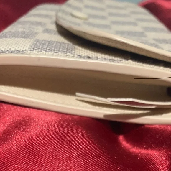 Luis Vuitton Damier Azur Emilie Wallet - Picture 5 of 10